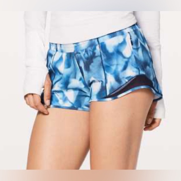 Lululemon Womens 8 Lined Low Rise Hotty Hot 2.5” Shorts in Blue/White Print - Picture 1 of 16